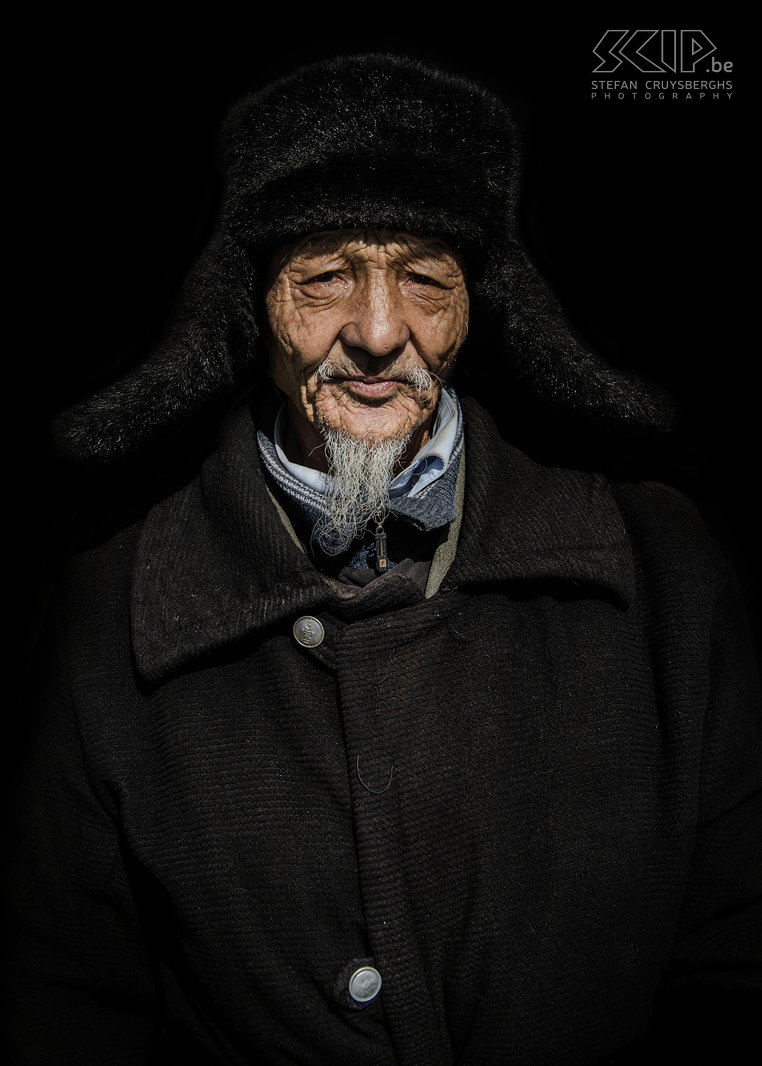 Ulgii - Golden Eagle Festival - Oude man Een oude Kazakse man die ook naar de wedstrijden komt kijken. Stefan Cruysberghs